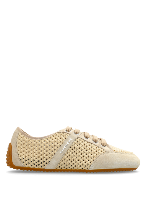 Sports shoes with logo