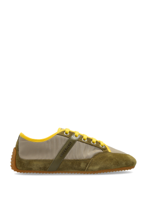 Sports shoes with logo