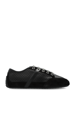 Sports shoes with logo