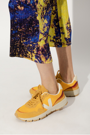 Check out the most fashionable models od Veja