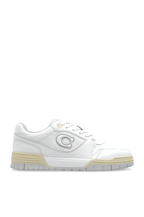 Sports shoes with logo