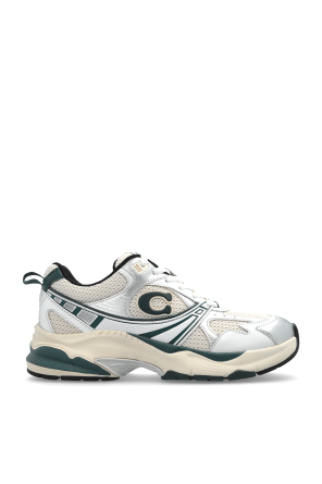 Sports shoes with logo