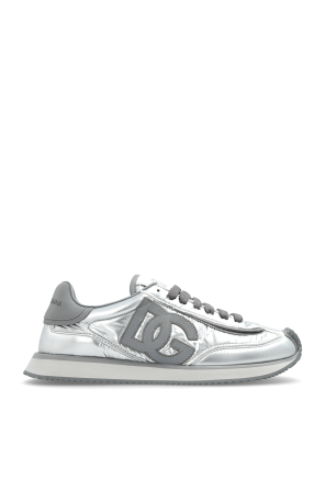 Sports shoes 