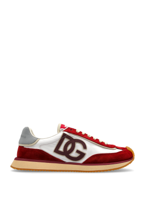 Sports shoes with logo