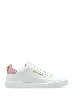 Sports shoes with application