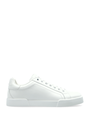 Sports shoes with logo