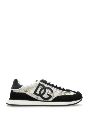 Sports shoes with logo