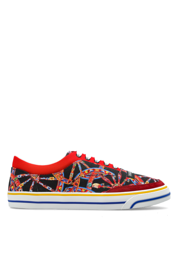 Sports shoes with 