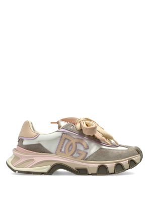 Sports shoes with logo