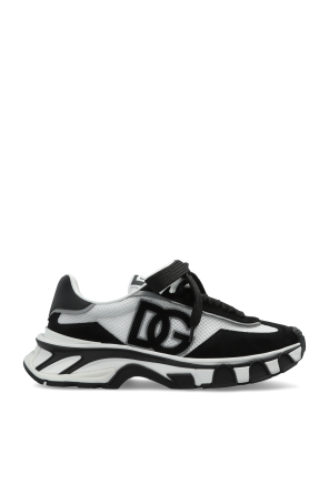 Sports shoes with logo