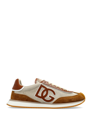 Sports shoes with logo