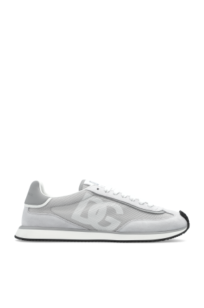 Sport shoes with logo