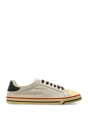 Sports shoes with logo