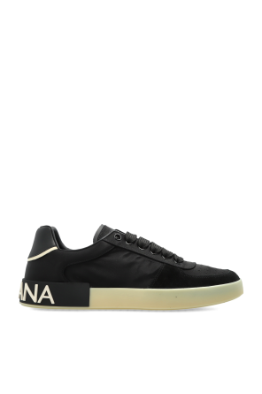 Sports shoes with logo