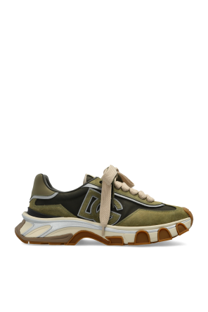 Sports shoes with logo