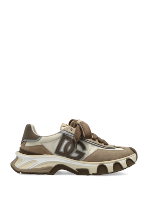 Sports shoes with logo
