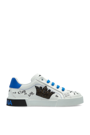 Sports shoes with applications