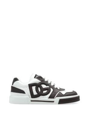 Sports shoes with logo