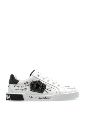 Sports shoes with an applique