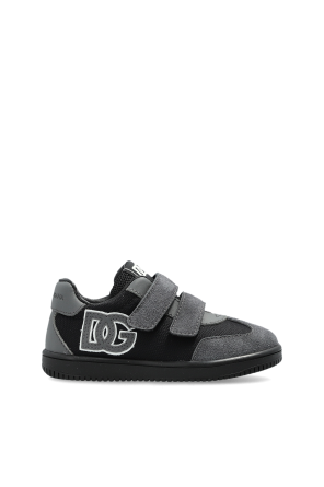 Sports shoes with logo