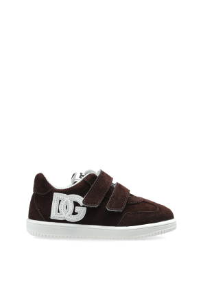 Sports shoes with logo