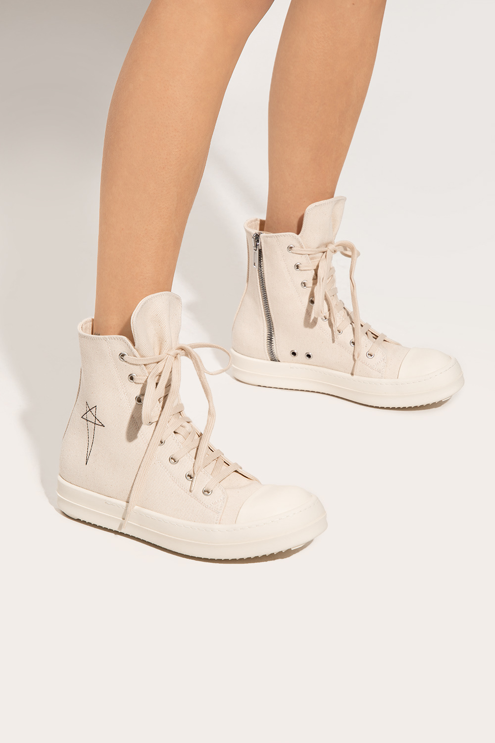 De BSTN webwinkel is gespecialiseerd in sneakers van basis tot high-end merken High-top sneakers with logo