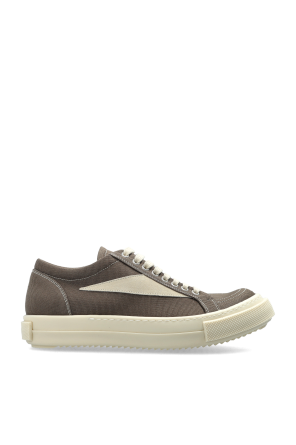 Sports shoes with logo