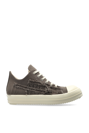 Sports shoes with logo
