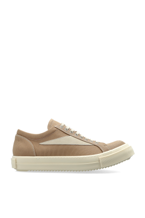 Sports shoes with logo