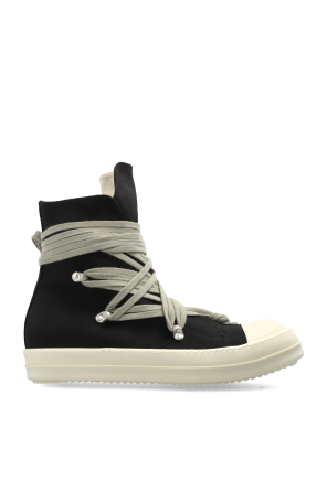 Sports shoes above the ankle
