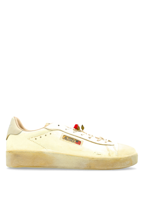 ‘Dellas’ sports shoes