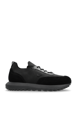 Sports shoes with logo