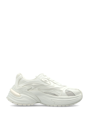 Sports shoes with logo