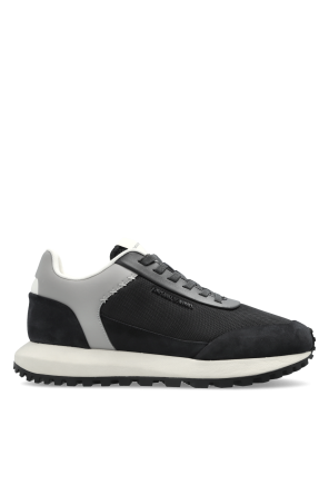 Sports shoes with logo