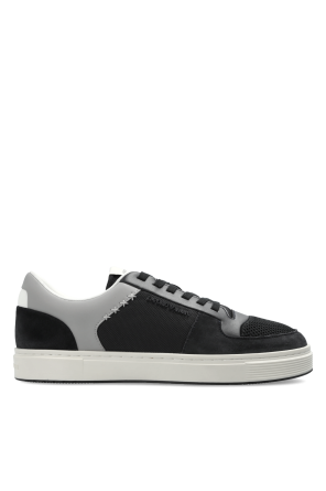 Sports shoes with logo
