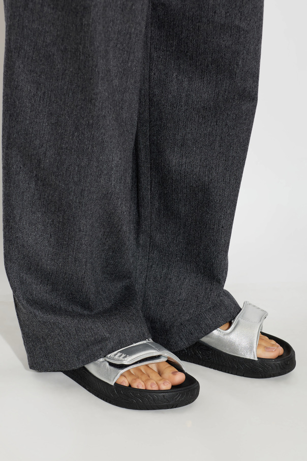 Veja ‘ETNA BOLD LEATHER’ slides