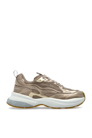 Sports shoes with logo