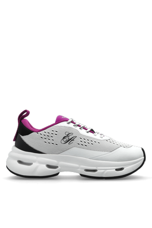 Sports shoes with logo