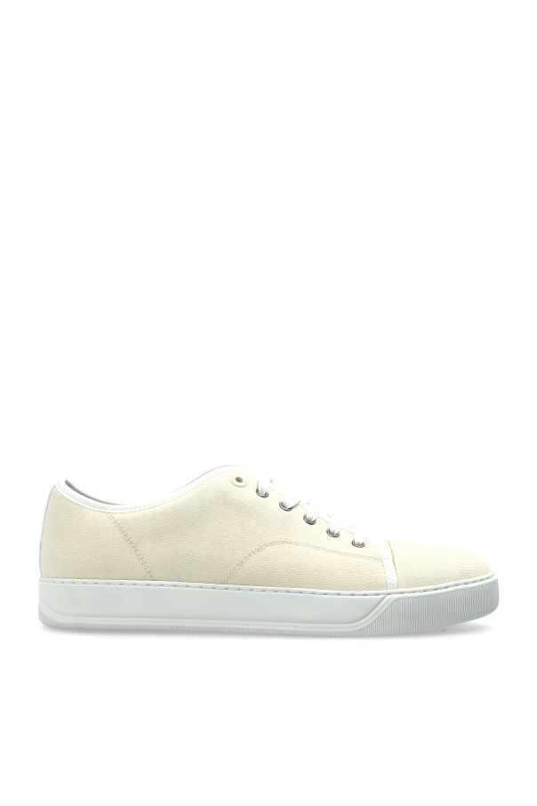 Sports shoes 