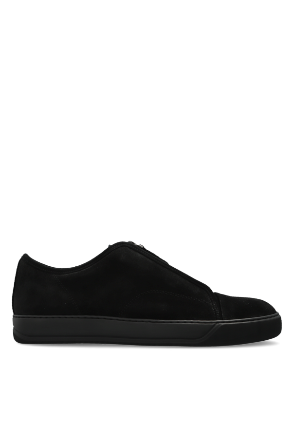 Sports shoes 