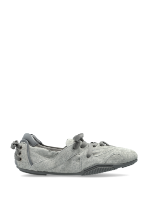 Sports shoes