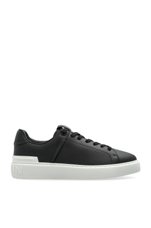 Sports shoes with logo