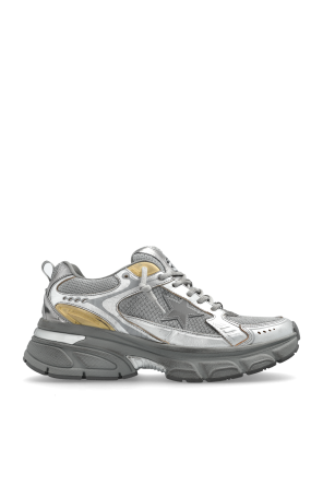 Sports shoes 