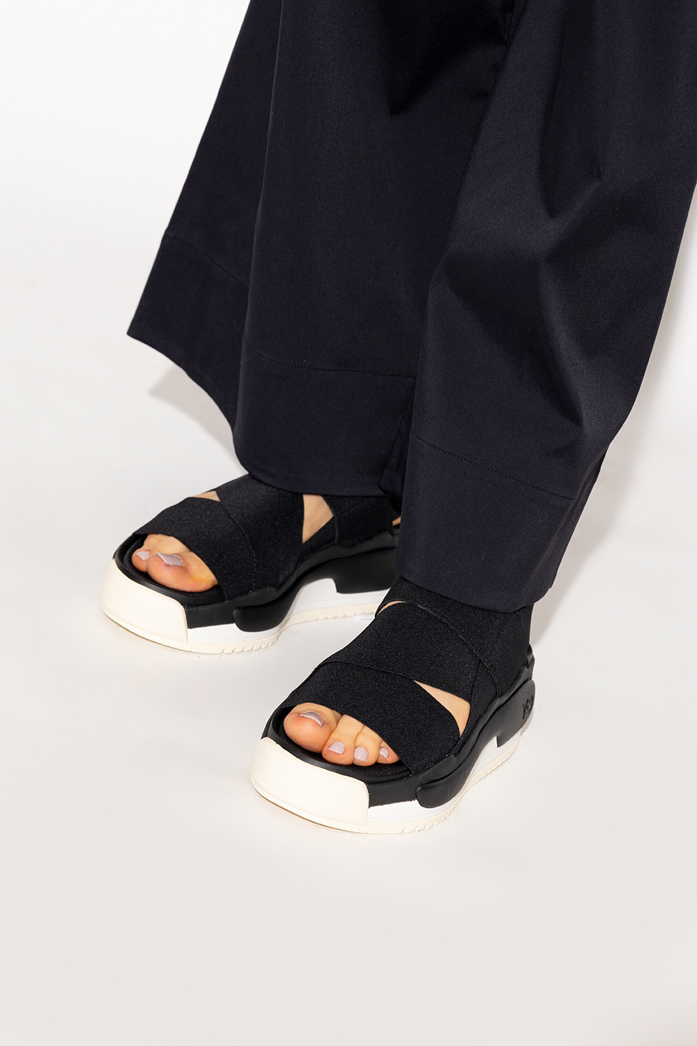 Stay casual and look great wearing the comfortable ® Travel Lite 2.0 Low sneakers ‘Hokori’ sandals