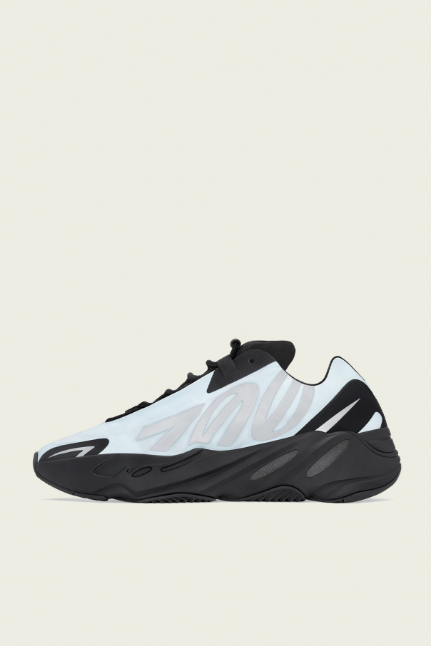 yeezy 700 blutin