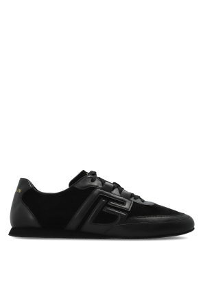 Sports shoes with logo