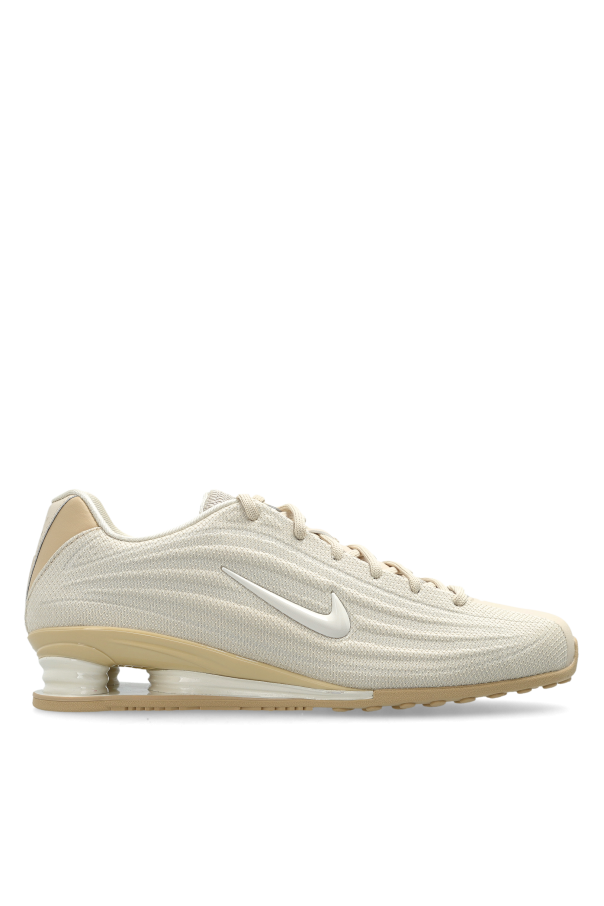 Sports shoes 
