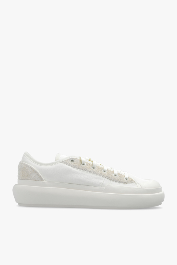 including their Sofia and Laura boots ‘Ajatu Court Low’ sneakers