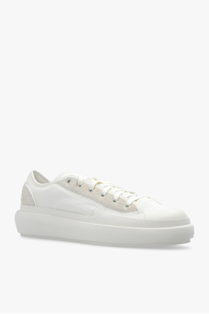 including their Sofia and Laura boots ‘Ajatu Court Low’ sneakers