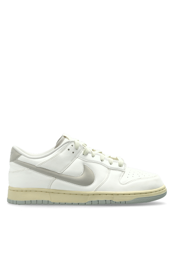 ‘Dunk Low Retro’ sports shoes od Nike